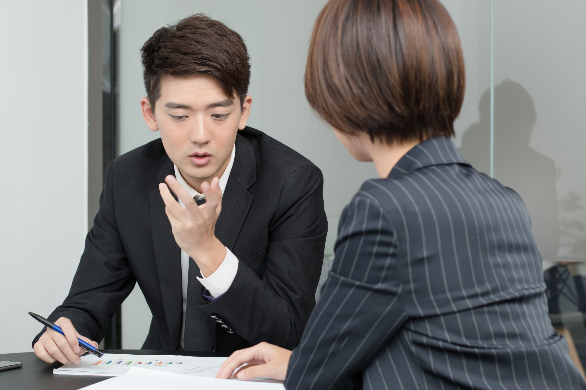 摄图网_500560621_banner_会议室讨论工作的商务团队（企业商用）.jpg